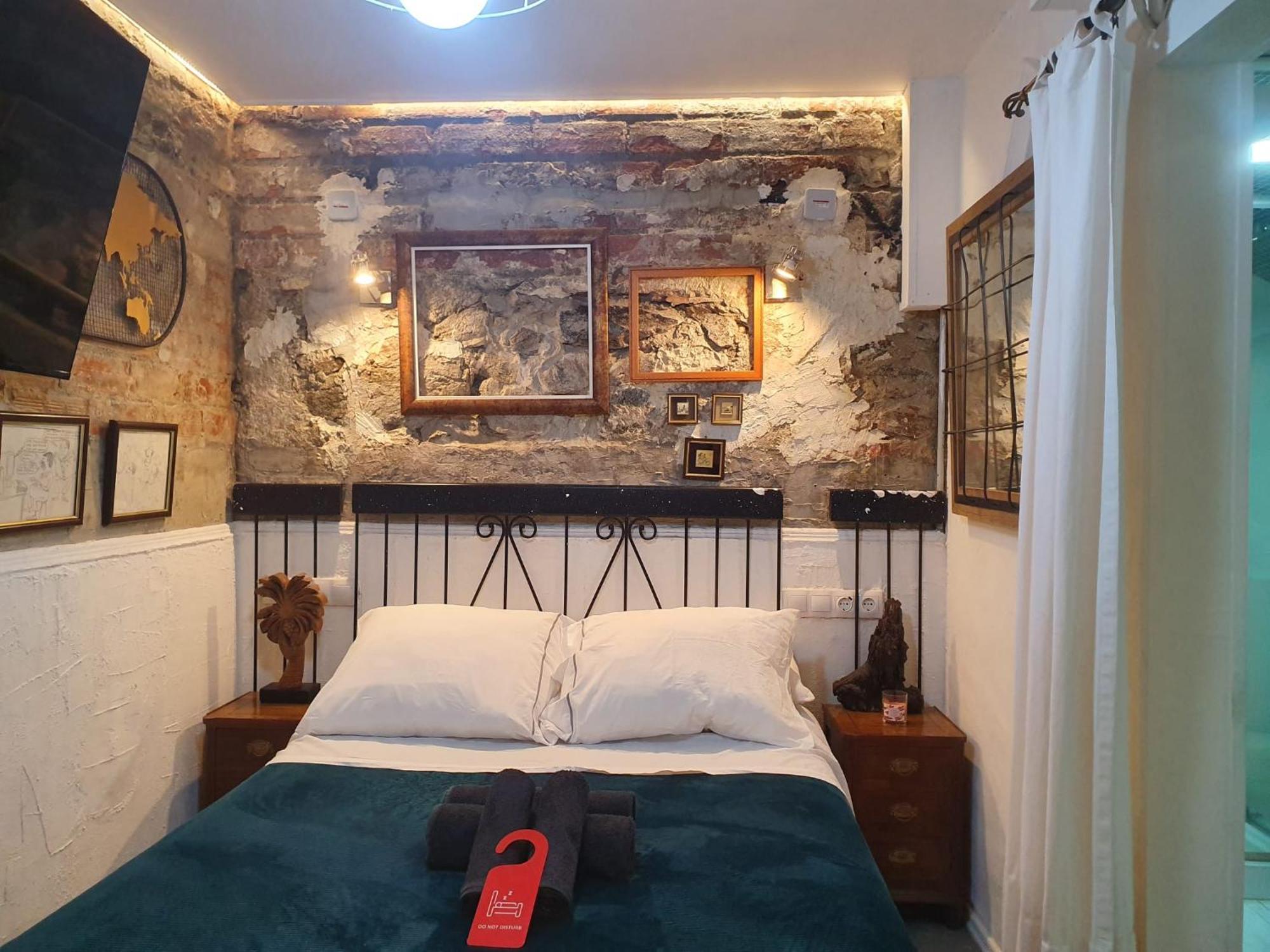 Studio Or Rooms With Private Bathroom Or Rooms With Shared Bathroom Barcelona Exterior photo
