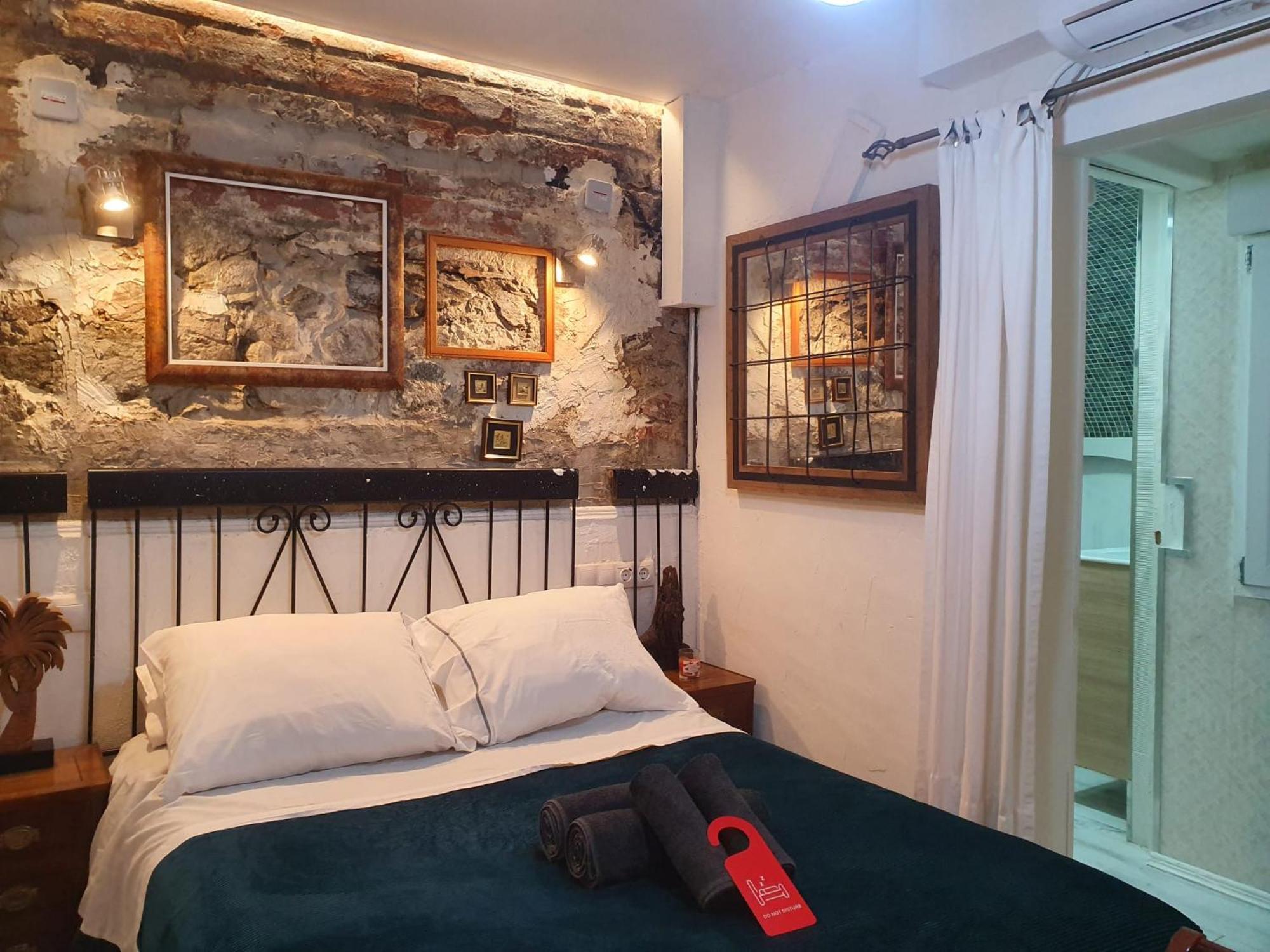 Studio Or Rooms With Private Bathroom Or Rooms With Shared Bathroom Barcelona Exterior photo